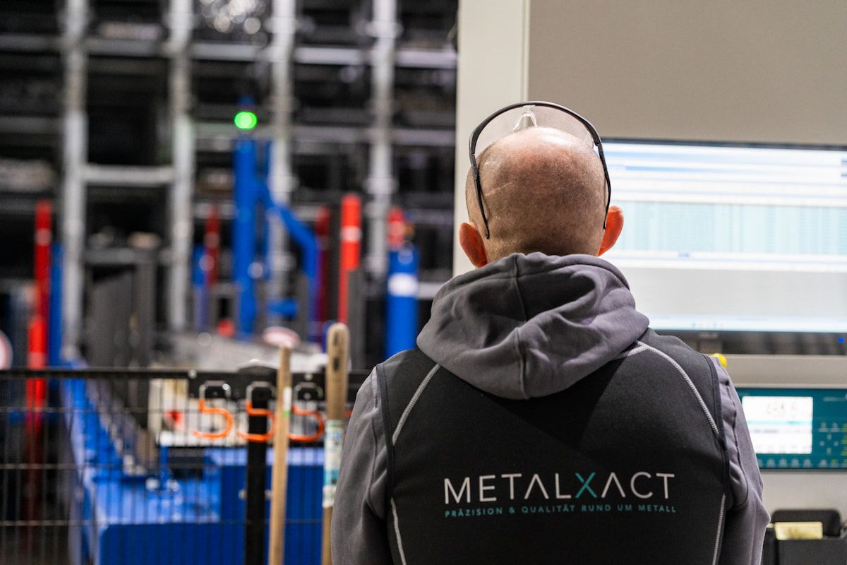 Mitarbeiter trägt einen Firmenpullover mit Firmenlogo auf der Rückseite